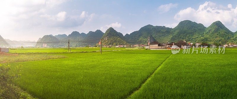 稻田在山谷周围与山全景在Bac Son山谷，Lang Son，越南